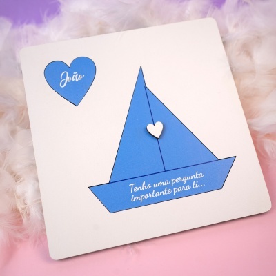 Cartão com barco de papel azul e coração azul com texto João
