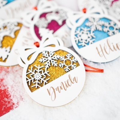Etiquetas de Natal redondas com flocos de neve e brilho dourado, rosa, azul