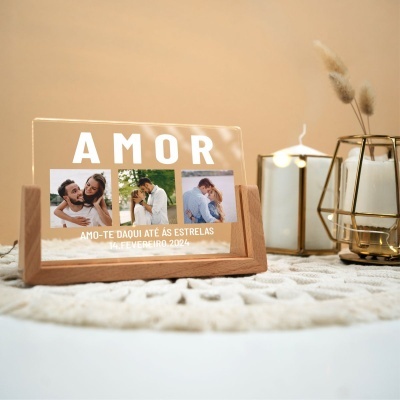 Placa decorativa de acrílico com fotos de casais e texto em suporte de madeira