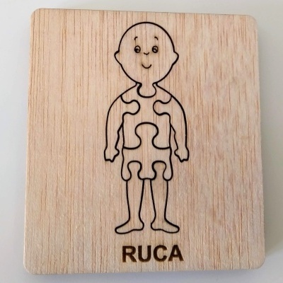 Quebra-cabeça de madeira com desenho de corpo humano e texto RUCA
