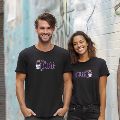 Homem e mulher sorrindo com t-shirts pretas com texto KING e QUEEN e ilustrações correspondentes