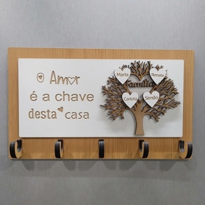 Prateleira com ganchos e placa decorativa de árvore com nomes familiares