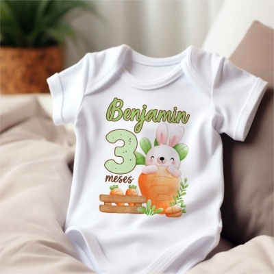 Body branco para bebé com estampa de coelho e texto Benjamin 3 meses