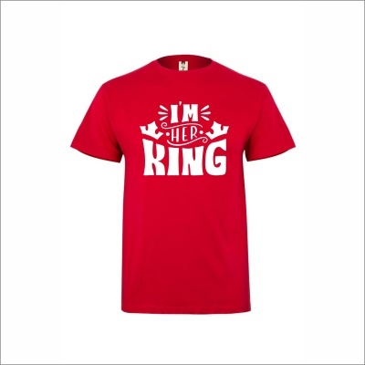 T-shirt vermelha com estampa IM HER KING em branco