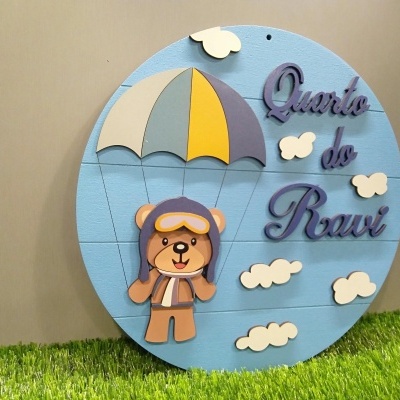 Placa decorativa redonda azul com texto e ursinho de madeira para quarto de criança
