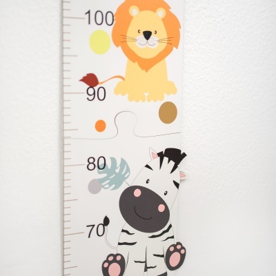 Gráfico de crescimento infantil com leão e zebra ilustrados