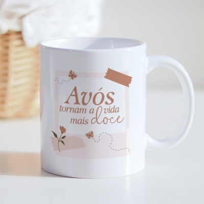 Caneca branca com texto e desenhos em castanho claro e pastel