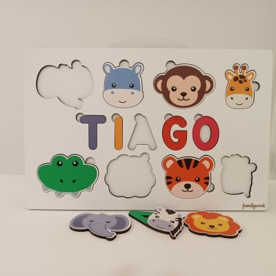Puzzle de madeira branco com peças coloridas de animais e letras