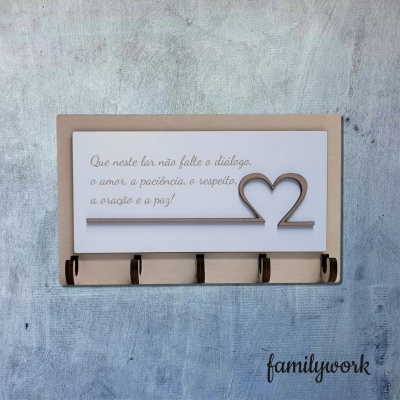 Suporte de madeira com quatro ganchos e placa decorativa com texto em castanho e coração de madeira