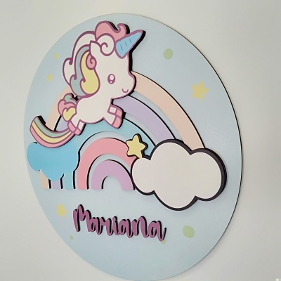 Painel redondo decorativo com unicórnio, arco-íris e o nome Mariana