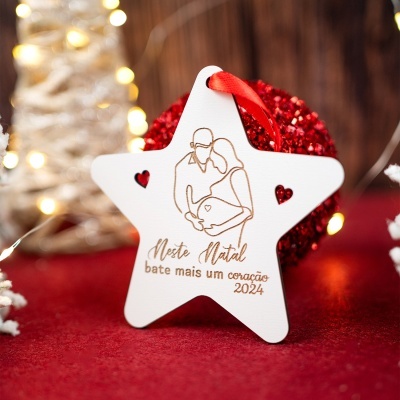 Ornamento de Natal estrela branca com casal e texto