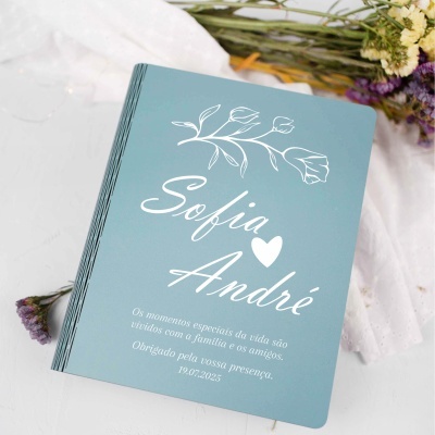 Livro azul com texto branco e flor ao fundo