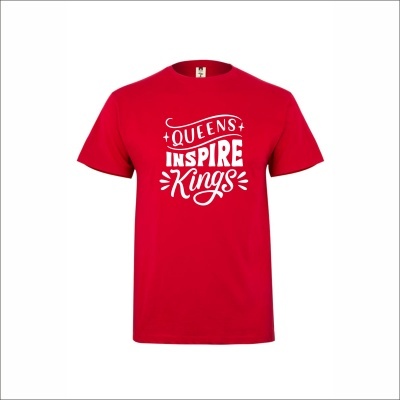 T-shirt vermelha com texto branco QUEENS INSPIRE KINGS