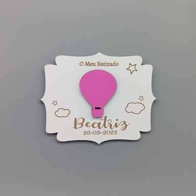 Placa decorativa branca com nome e data de batizado