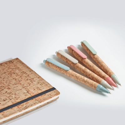 Caderno de cortiça e quatro canetas de cortiça com detalhes coloridos