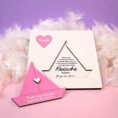 Convite para Madrinha em cartão branco e rosa com envelope cor-de-rosa e coração decorativo