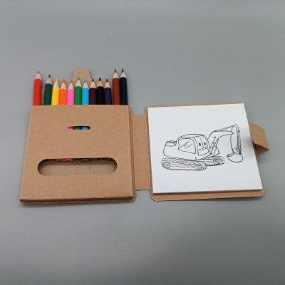 Estojo com lápis de cor e caderno com desenho de veículo