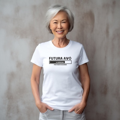 Mulher com t-shirt branca com texto FUTURA AVÓ A CARREGAR... POR FAVOR AGUARDE