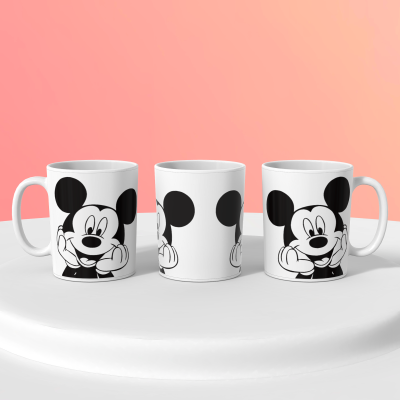 Três canecas brancas com a ilustração do Mickey Mouse a preto e branco num fundo rosa.