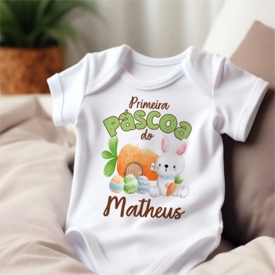 Body branco de bebé com estampado de Páscoa e texto personalizado