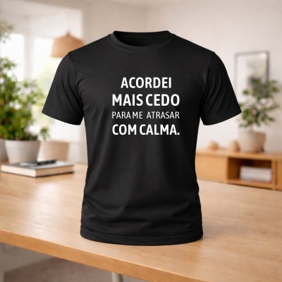 T-shirt preta com texto branco ACORDEI MAIS CEDO PARA ME ATRASAR COM CALMA