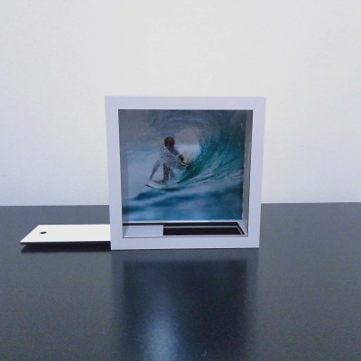 Caixa branca com imagem de surfista numa onda azul