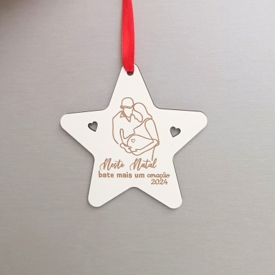 Enfeite de Natal estrela branca com casal grávido e texto em português
