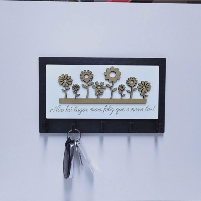 Organizador de chaves de parede com flores e texto decorativo