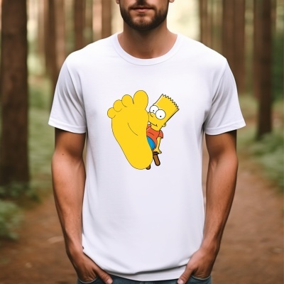 T-shirt branca com personagem Simpsons e pegada amarela