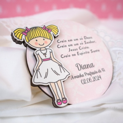 Convite com desenho de menina loira de vestido branco e texto religioso em fundo cor-de-rosa.
