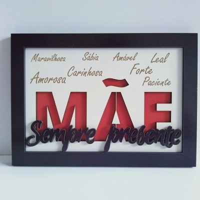 Quadro decorativo com o texto MÃE Sempre presente e palavras positivas relacionadas.