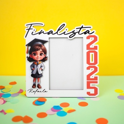Moldura branca para foto de finalista com boneca e texto Finalista 2022 Rafaela