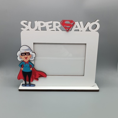 Porta-fotos branco com texto SUPERSAVÓ e figura de avó super-heroína