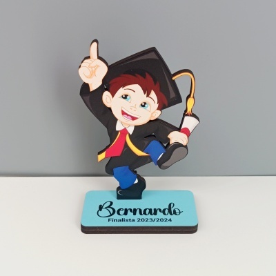 Estatueta de jovem a graduar com base azul e texto Bernardo Finalista 2023/2024