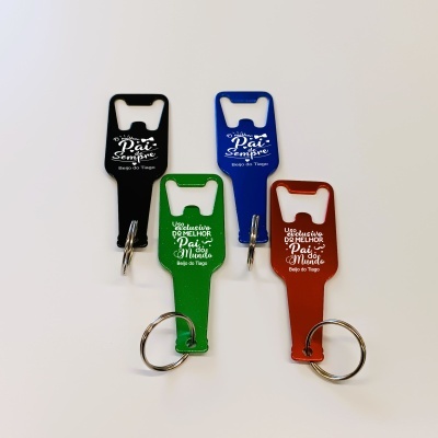 Quatro abridores de garrafas coloridos com porta-chaves e frases dedicadas ao pai.