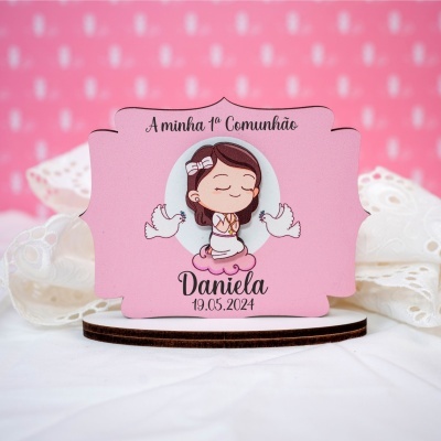 Convite ou recordação rosa para 1ª Comunhão com ilustração de menina a orar e texto com nome Daniela e data 19.05.2024