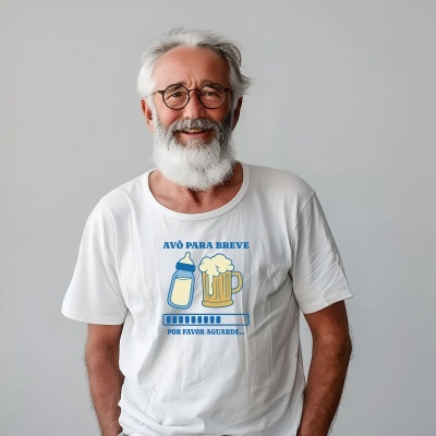 Homem com camiseta branca estampada com mamadeira e copo de cerveja e texto em português