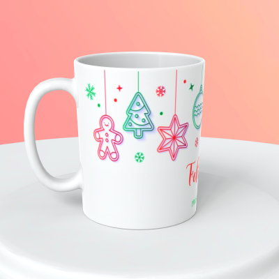 Caneca branca decorada com motivos de Natal coloridos como árvores e estrelas.