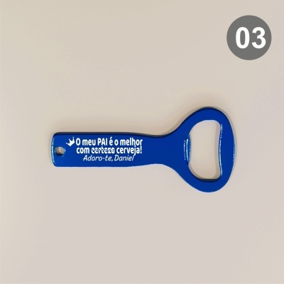 Abridor de garrafas azul com texto branco, fundo branco e círculo cinzento com número 03