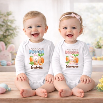 Dois bebés sentados com bodies de Páscoa personalizados com os nomes Gabriel e Giovanna.