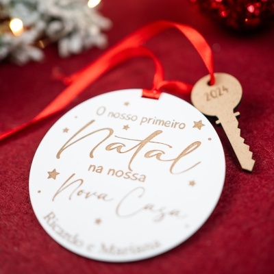 Ornamento de Natal com texto e chave de madeira com fita vermelha