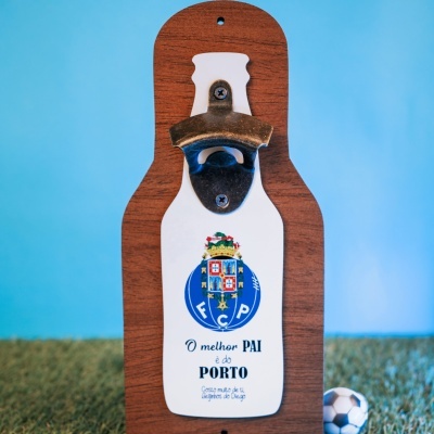 Abridor de garrafas em madeira com design de garrafa branca e brasão do Porto
