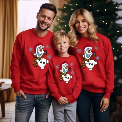 Familia com sweatshirts vermelhas de Natal com boneco de neve e decoração de Natal ao fundo