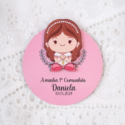Cartão de comunhão rosa com desenho de menina e texto personalizado