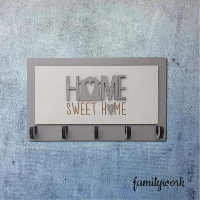Organizador de parede cinzento com placa branca e texto HOME SWEET HOME com cinco ganchos pretos