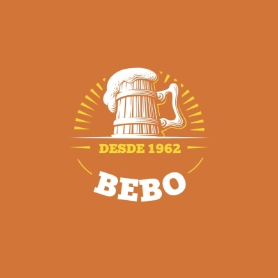 Logotipo de caneca de cerveja com texto DESDE 1962 BEBO em fundo laranja
