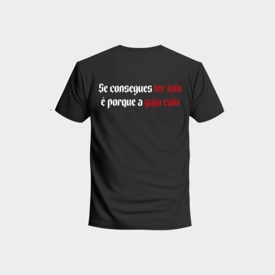 T-shirt preta com texto nas costas em branco e vermelho.