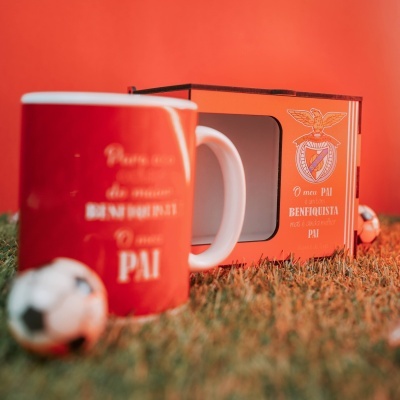 Caneca vermelha com interior branco e caixa laranja com símbolo e texto do Benfica