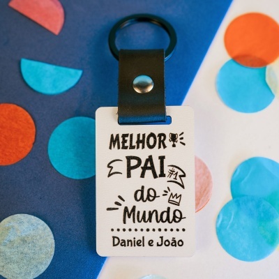 Porta-chaves com cartão personalizado MELHOR PAI do Mundo sobre fundo com círculos coloridos.