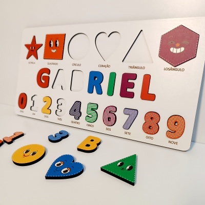 Placa educativa de madeira com formas, números e letras coloridas